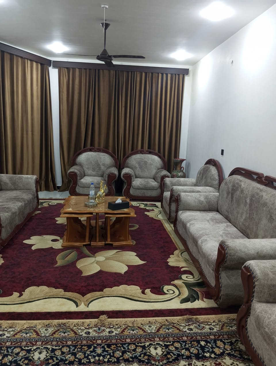 السلام عليكم تخم جديد ونضيف جداً 10مقاعد السعر 600 مكاني حلة حي الجزائر خلف مستشفى  الحياه الأهلية ***********
