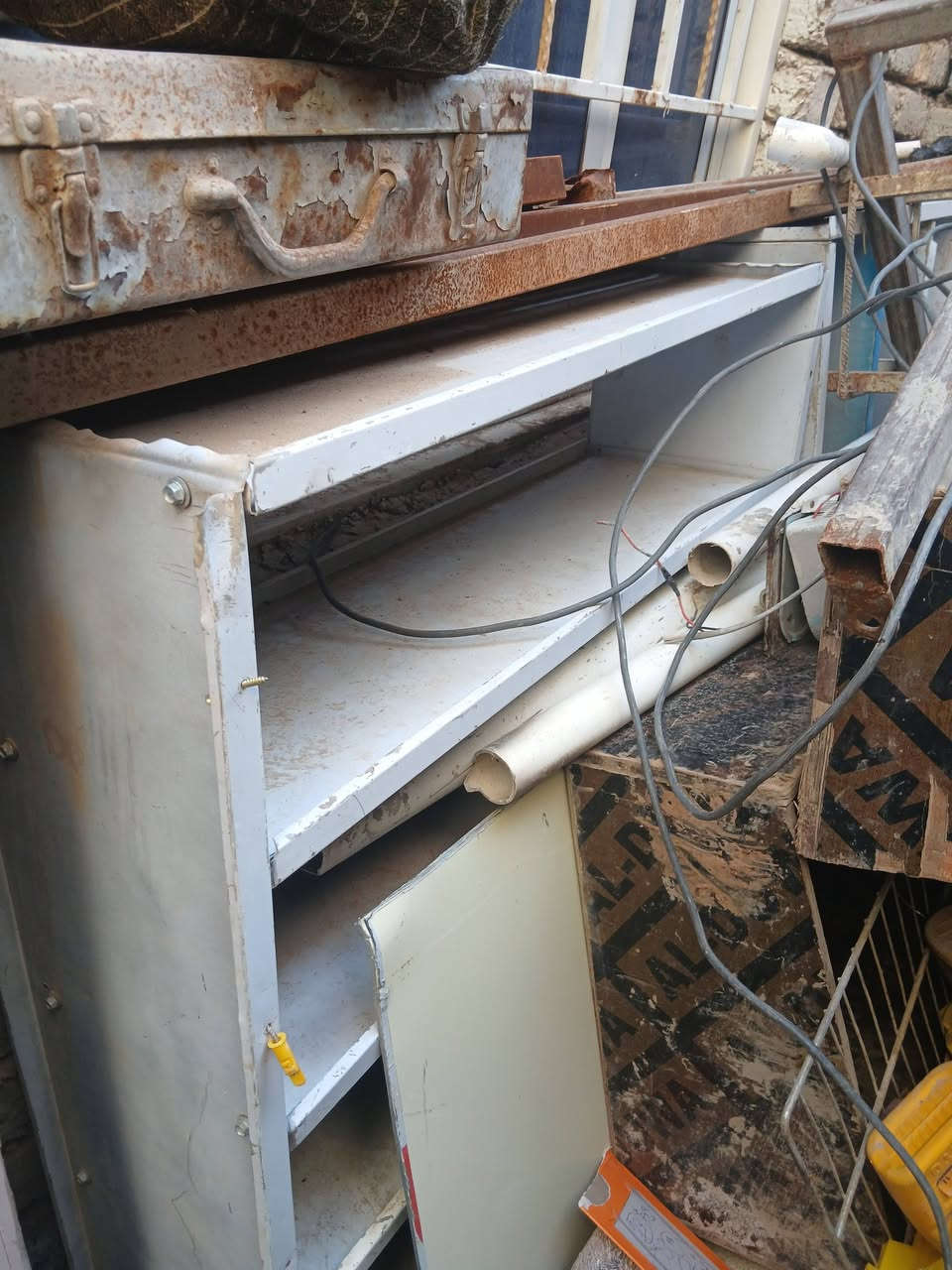 شلعه محل كامل بس تلحمه
الرفوف خشب وحديد مكينه لحيم الصليه كتر قطع 
سندويج اخو جديد معى شخاط معى بي ارسي وميز حديد هم وباب محل تجي شوف بعينك
مليون الي يريدهن يتصل
***********
