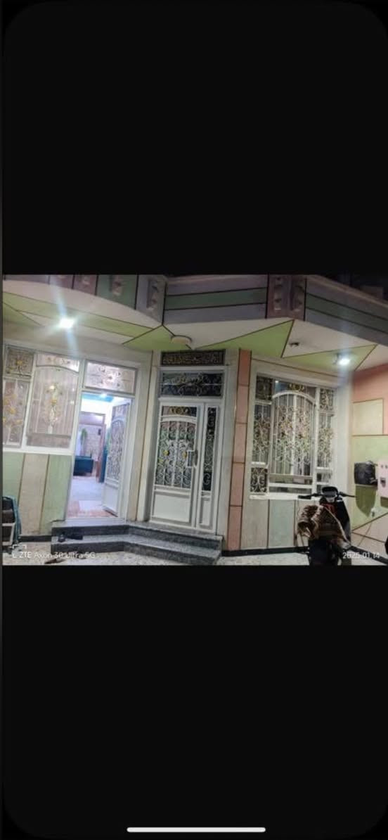 🏠 للبيع - بيت حديث في حي أور 600
📐 المساحة: 202.5 متر
📏 الواجهة: 6.75 م | الطول: 30 م
🔹 مواصفات الطابق الأرضي:
كراج + مطبخ (2.5×7)
استقبال (3.5×7)
صالة + منور
غرفتان (3.5×6)
حمام مشترك
🔹 الطابق الثاني:
3 غرف نوم
حمام مشترك
بيتونة + سطح يحتوي على شتايكر
التتريك: 2 متر
🧱 التشطيب: مرمر وسيراميك إلى السقف
🏗️ البناء: حديث 2018
📍 الموقع: حي أور 600
📞 للاستفسار:***********
