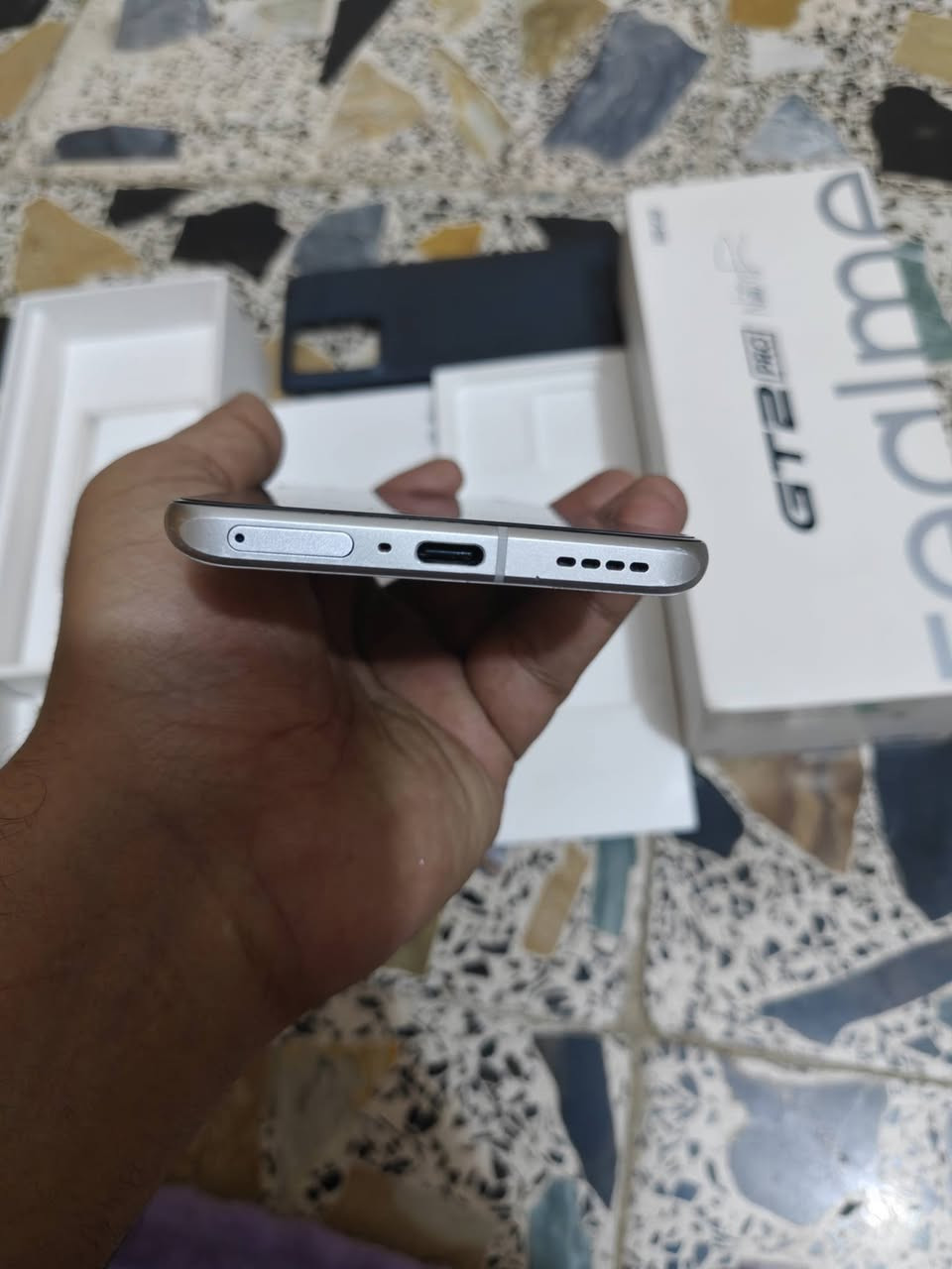 ريلمي gt 2 pro  نسخة عالمي اذكرة 256 رام 12 نظافة 99% للبيع سعر 375 مجال بسيط عنواني بغداد اي استفسار عالرقم ***********
