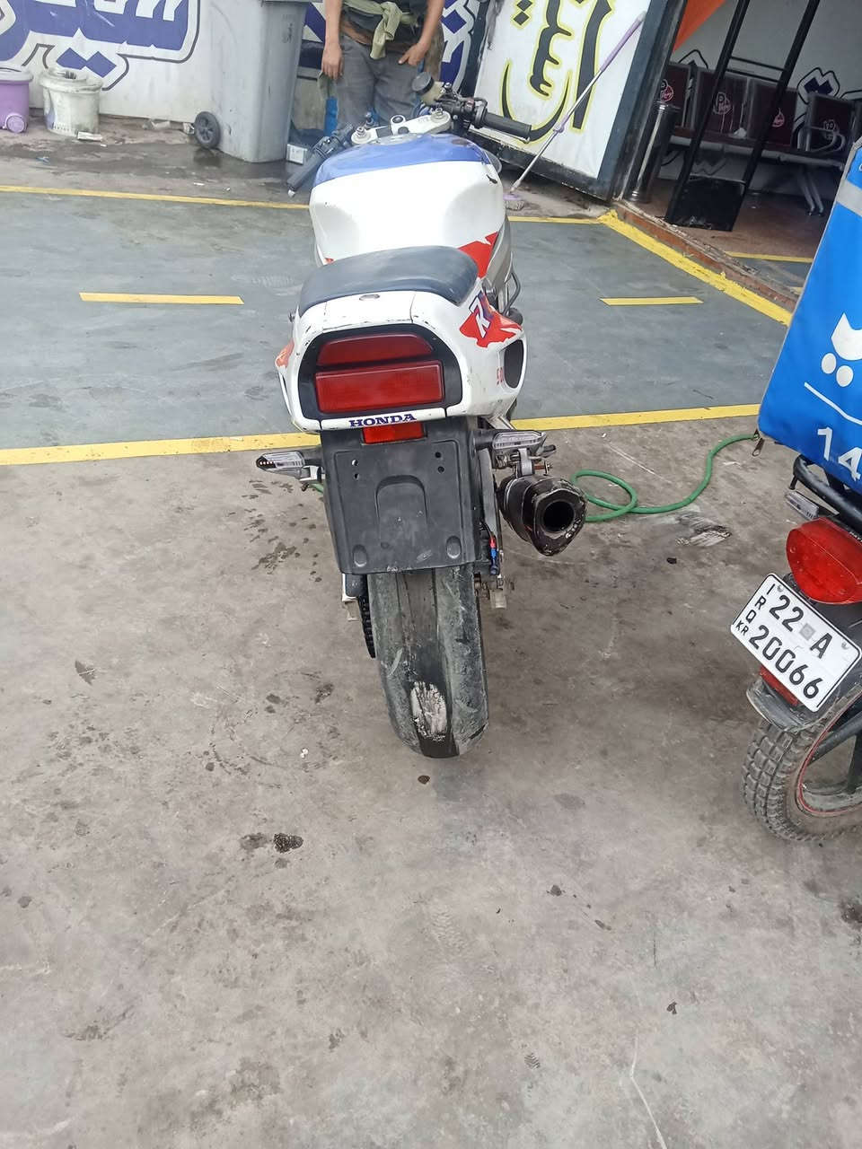 اسلام عليكم دراجه هوندا CBR900RR للبيع دراجه شغاله كلج جديد بس كامت صعد دهن على البلك خانه وحده على حطتها 1.300 *********** مكاني بغداد
