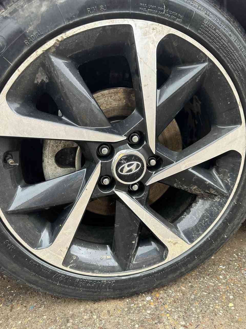 ويل سوناتا 23
قياس 245/45/19 
للبيع تخم مع تايرات 
ويل شركه اصلي نضيف 
عنوان بصره 
***********
