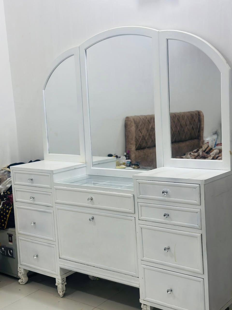 السلام عليكم
غرفة نوم للبيع ألون ابيض انجاره اصلي التصميم تركي 
الأبواب سلايت متكونه من 6 قطع 
جربايه ميز تواليت كنتور وثلاث قطع ميز 
الغرفه جديده جداً.
التصميم تركي لاكن انجاره عراقي اصلي.
المكان بابل الحله 
للاستفسار اكثر *********** واتساب اتصال موجود 
غير متواجد ع الفيس بوك
