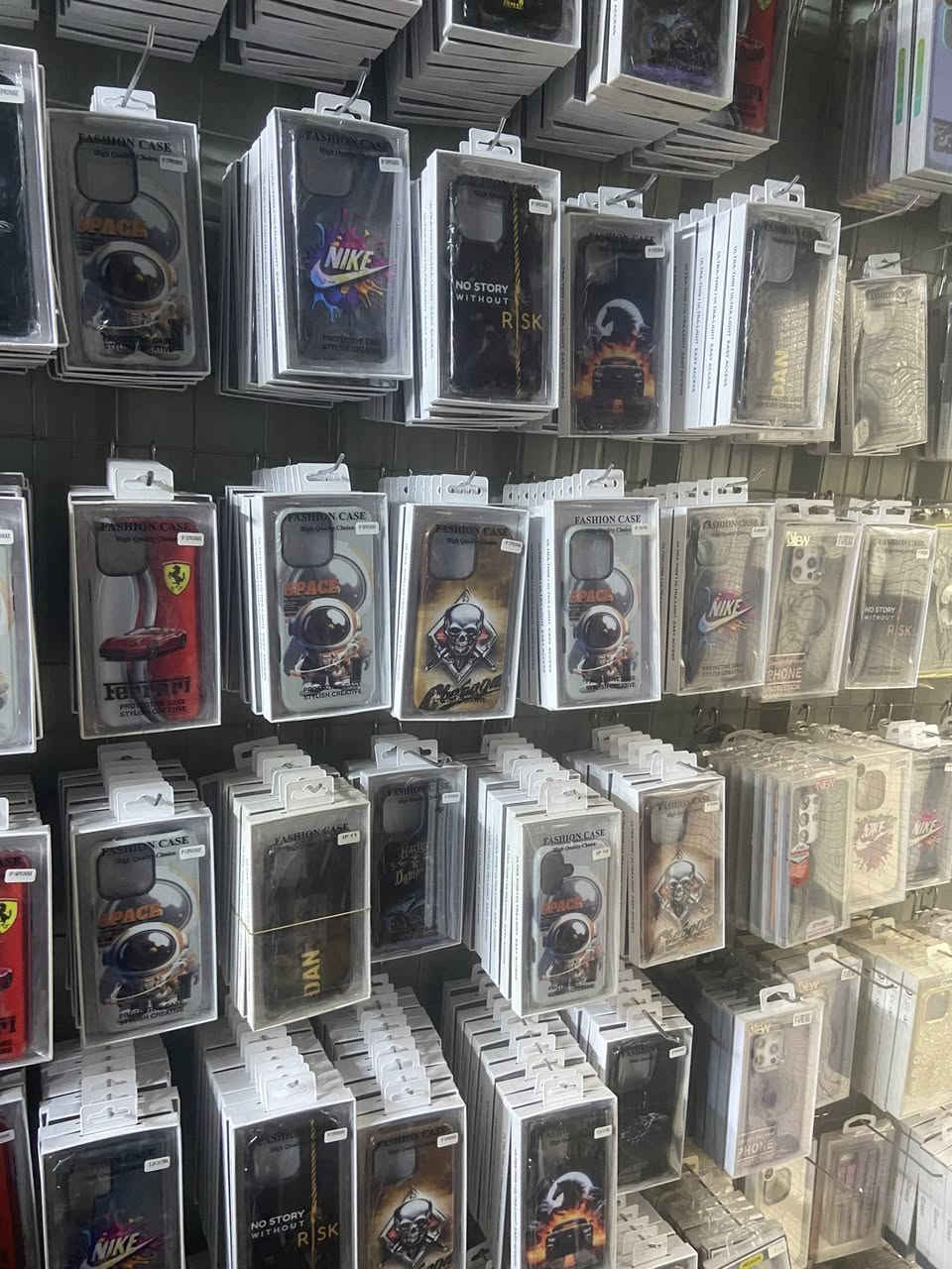 عرض خاص جمله فقط سعر الكفر 750 دينار  ايفون من 11 الى 16 نوعيات كلهن بكج توصيل لجميع المحافضات ***********#
