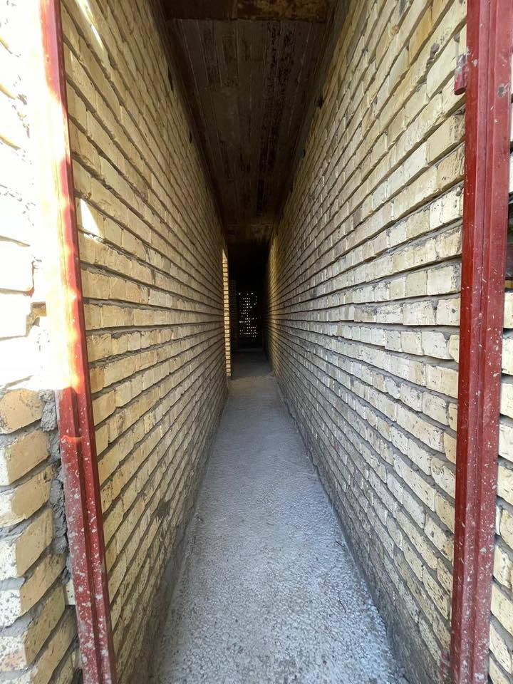 السلام عليكم
بيت زراعي منطقة المصابيح 200 متر 
الطابق الارضي معزول 5*20 صاير قطعتين 
والطابق الثاني 200 متر كامل 10*20
البيت هيكل 
السطح شتايكر جديد 
وتاسيس كهرباء ومي ومجاري كامل 
للاستفسار ***********
