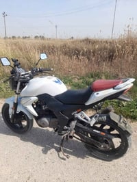 للبيع دراجة SYM موديل 2021 بطحة، محرك 150cc. لونها أبيض، شكل رياضي وصا...