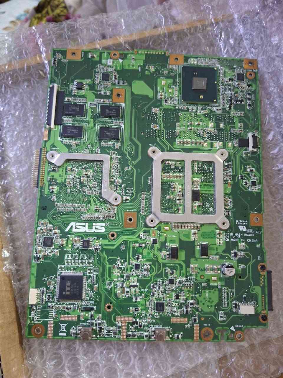 هذا المنتج هو لوحة أم (Motherboard) لجهاز الكمبيوتر المحمول من طراز ASUS K52F. 
المعالج: تدعم معالجات Intel Core من الجيل الأول والثاني (مثل i3، i5، i7) عبر مقبس Socket G1 (rPGA988A). 
الذاكرة: تدعم ذاكرة DDR3 SDRAM. 
الشرائح: تعتمد على شريحة Intel HM55. رقم الهاتف ***********
