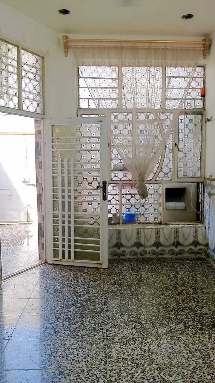 الدار للبيع  "حي السفير" قرب ابو عراق بالفرع الورا شارع الوازات مساحة ١٢٥  عالي عن الشارع مثل ما موضح بالصور  السعر 115 بي مجال ***********
