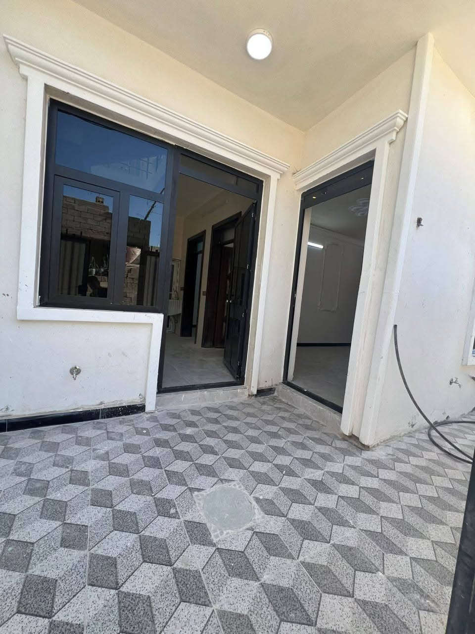 دار للبيع مساحه ١٠٠متر  مربع
يحتوي على صاله مطبخ هول داخلي وخدمات و٣ غرف نوم
طابو زراعي سند٢٥ قرار محكمه
السعر 95 وبي مجال
(((لبيت بصف لشارع لعام الريسي لبيت بصف ركن))) 
العنوان منطقت الدوانم قرب الشرطه الخامسة
*********** بي واتساب او اتصال
*********** بي واتساب او اتصال
