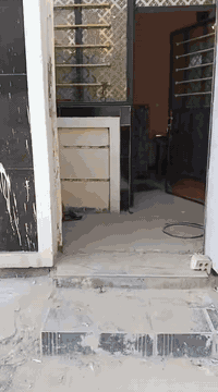 السلام عليكم يوجد بيت مساحه 70 متر بي غرفه وحده وصاله ومطبخ في دور الشرطه  
السعر 55  وبي مجال طابو زراعي سند 25
الاستفسار على هذا ***********
