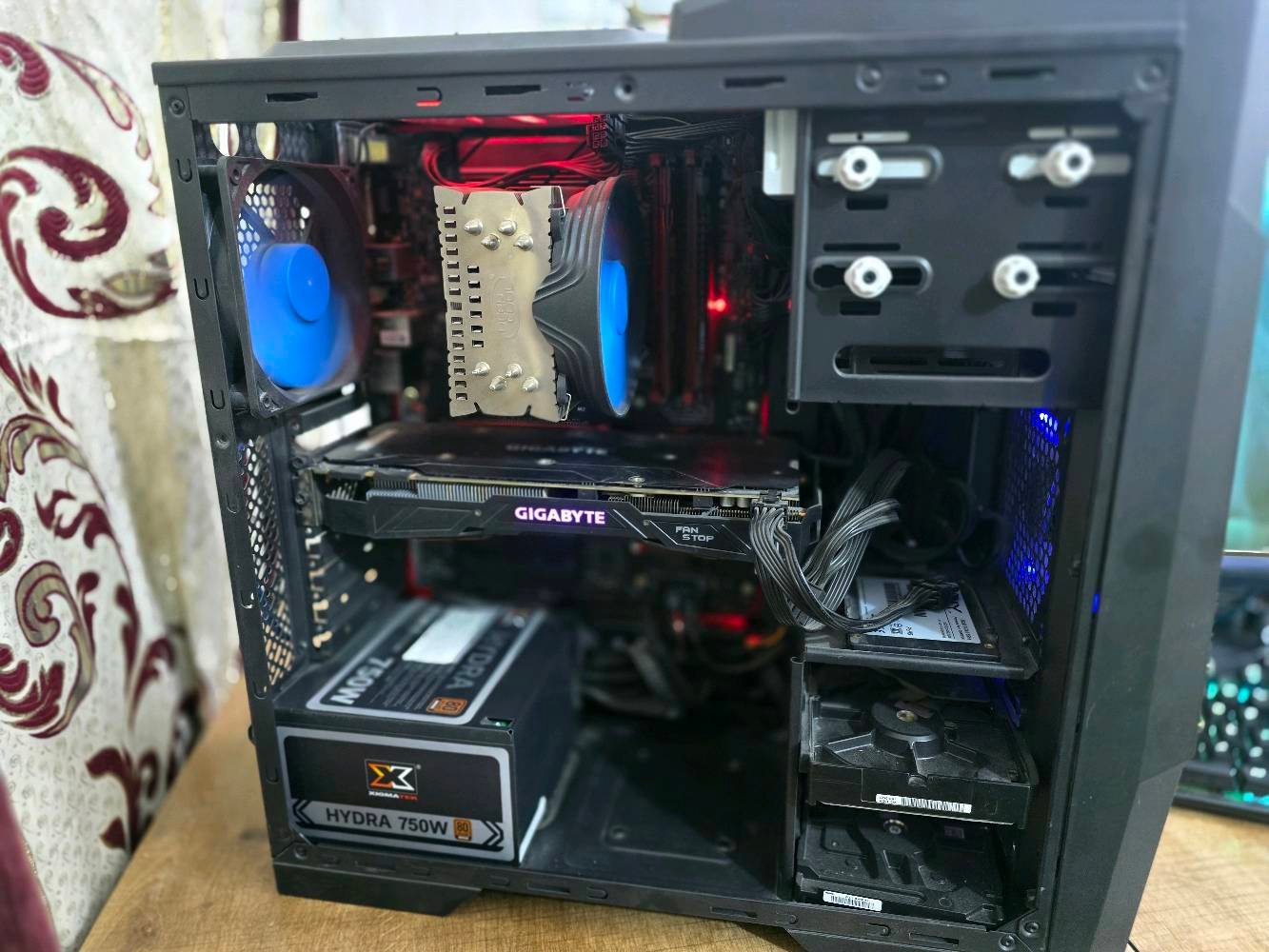 السلام عليكم 
كيس للبيع مواصفات 
Gamemax Hauberk G506X ATX mid tower case 
Ram 16 gb DDR4
Processor intel core i7-6700cpu 3.40hz
Graphics card nvidia geforce gtx 1070 
Storage 256gb ssd 1tb hdd
Mb  msi z170a tomahawk ac 
Ps 750w bronze
السعر 450 الف و بي مجال 
تواصل ***********