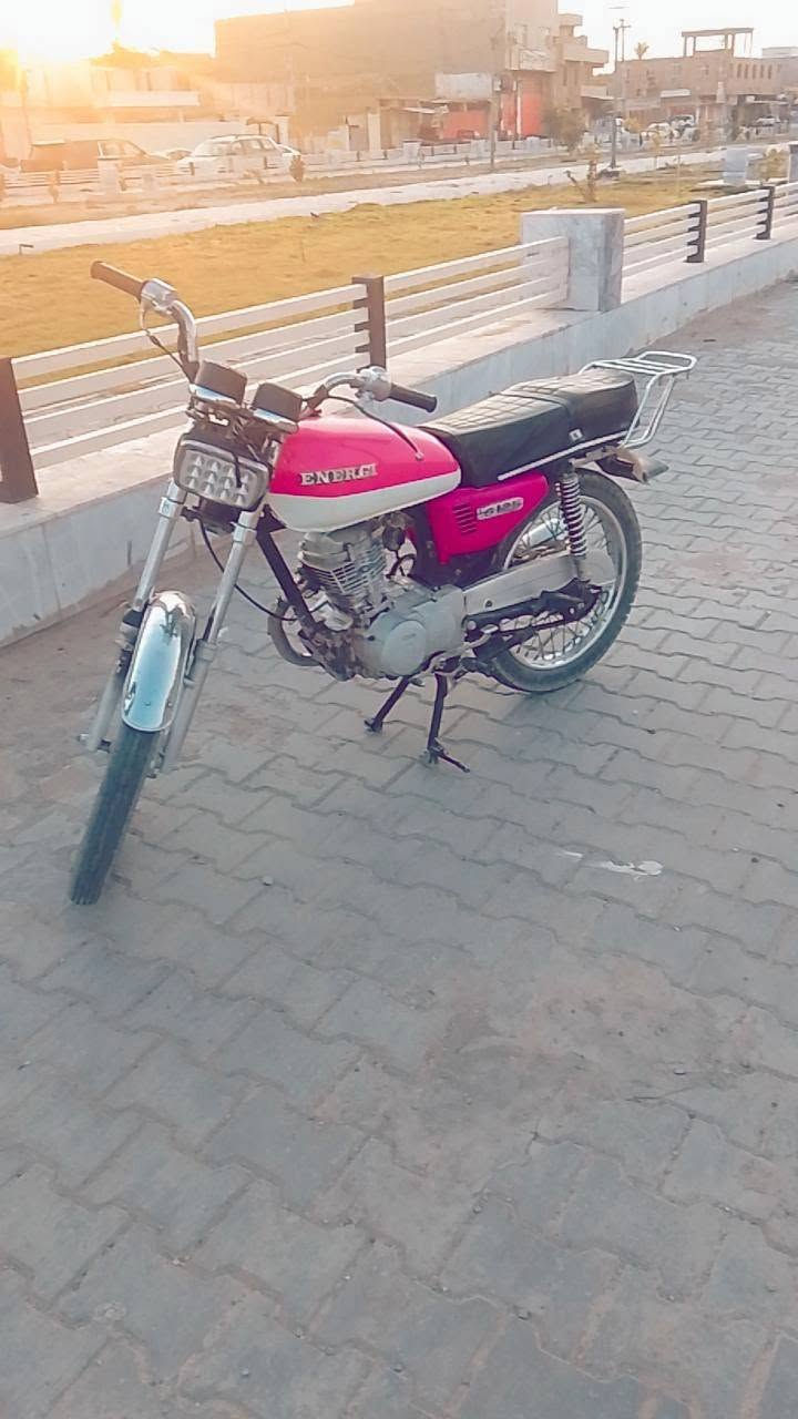 سلام عليكم  دراجه نامه موديل قديم  شاصي14معمره 23 مكينه شلامجه اصلي   اوراق خمسه اصولي   شلعه ومعدل خير من الله   كهربائيات كله شغاله   عوزه  بس اشاير خلفي وأمامي  فقط هاذه نقصه   دراجه  كفاله عامه  سعره  مناسب  مكاني كوت حي الحكيم ***********  واساب مفتوح
