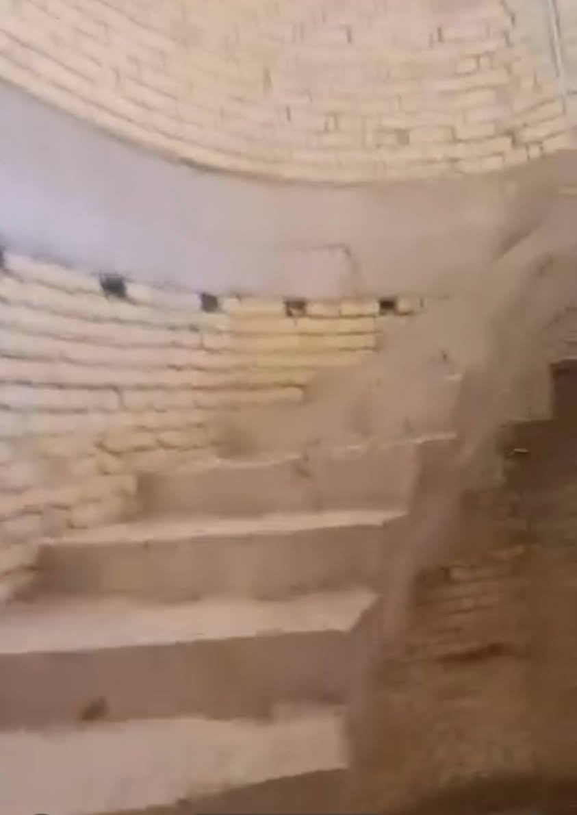 بيت زراعي طابقين وطابق ثالث مخزن  سوك الشيوخ منطقة خنيطله له طرق 2 هذا البيت 

طريق الأول من جه كراج الموحد 

طريق ثاني على ام عواد جوايه على شط شارع الحمداني

 منطقة سكنيه كهرباء وماء امامك باصوره واضحه ومجاري 
شارع 11م 

البناء طابوك السقف كونكريت درجة اولى 

يتكون من.. غرفة 6 وهول ومطبخ حار وبارد وديوانيه 
مساحه 200م 

تاسيس ماء ومجاري وكهرباء كامله نقص بس لبخ وارضيه 

السعر 133مليون بيه مجال قليل جداً 

نستقبل كافه العروض سوك الشيوخ وكرمه بني سعيد كافه زراعي وطابو صرف 

مراسله الصفحه او الاتصال على الرقم التالي ***********
***********
