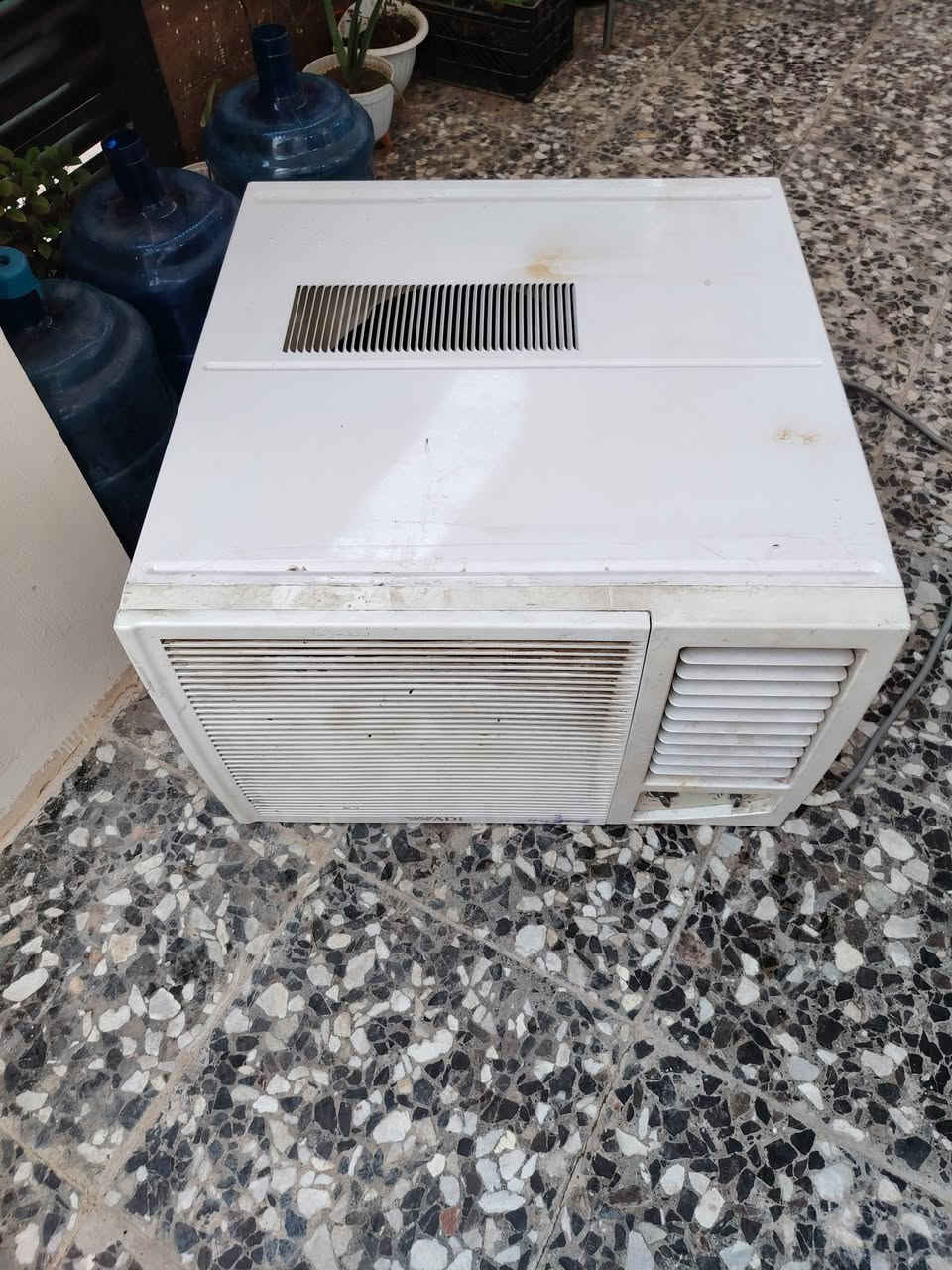 مكيف طنين الوادي حار بارد مشحون فقط والباقي على البلاد مع ضمان اسبوع كامل السعر 250 الف العنوان زعفرانية اربع شوارع ***********

