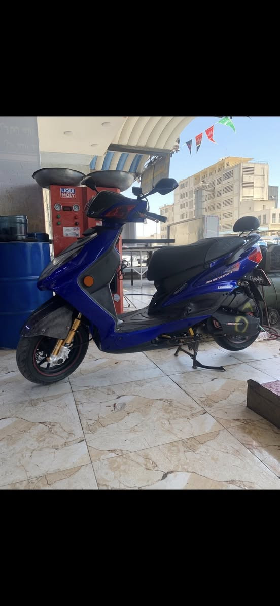 سلام عليكم سكنس فحل للبيع فول تزويد للاخير مابيها قطعه بلاديه وكل قطعها اصليه ومميزه الدراجه حته براغيها كلها مزوده مابيها برغي بلادي مكينه SMRT الدراجه مفوله للاخير وبيها قطع كاربون فايبر وراديتر دهن وكلها رياضيه مابيها شي بلادي الدراجه ابسط تفاصيلها مزوده والدراجه بيها شوته كاربون فايبر مامصورها الشراي يتصل 
***********
