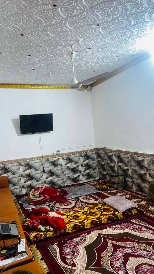 اللهم صلي على محمد وآل محمد
الدار للبيع المساحة 200طابو صرف تفاصيل البيت صاله وستقبال وصحيات داخلي وخارجي وحديقه ومطبخ وتارك وحوش وغرفتين البيت وصطح الاساس طب كونكريت وسقف عكاده  المكان ابو صخير غلف اعدادي الصناعه قرب مرقد سيد حسن المقتدر  سعره مناسب جداً يعني سعر الطابو الزراعي اغله منه  الاستفسار ***********
