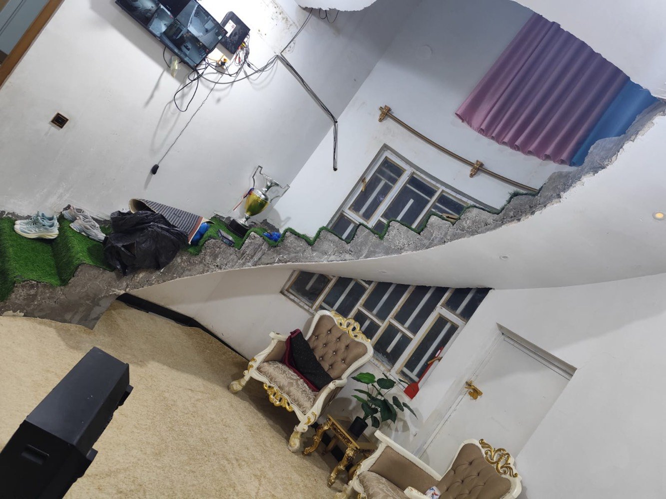 بيت للبيع الناصريه حي الرسول زراعي مساحه 120يتكون من غرفه5*5وصاله واستقبال ومطبخ وصحيات داخليه وخارجيه على شارع عشرين متر تبليط كافه الخدمات 