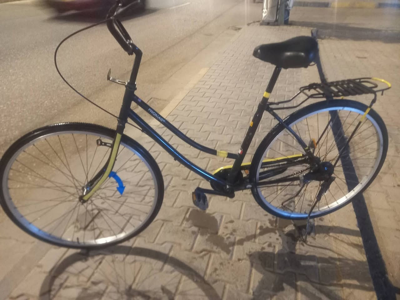 السلام عليكم بايسكل للبيع فول نضافه مرتب حيل لونه حلو مميز سود عله سمنتي حلو يخبل بايسكل نضيف حيل سعره80٠ وبي مجال للشراي خاص مفتوح رقم الهاتف*********** وتساب
