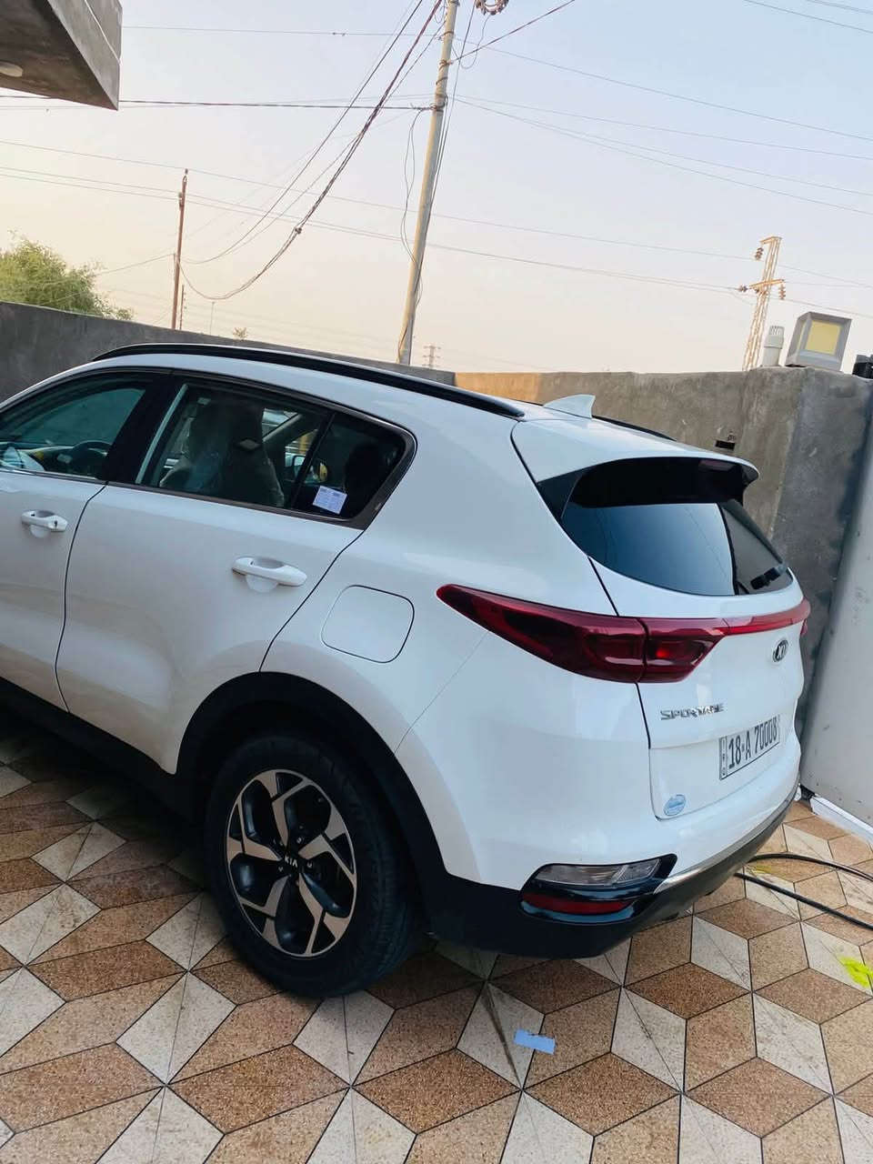 سبورتج 2020 وارد امريكي سياره جديده بدون قطرة صبغ بس شويه بارد بالجاملغ الامامي والسونار موجود 
*********** ماشيه السياره 80
