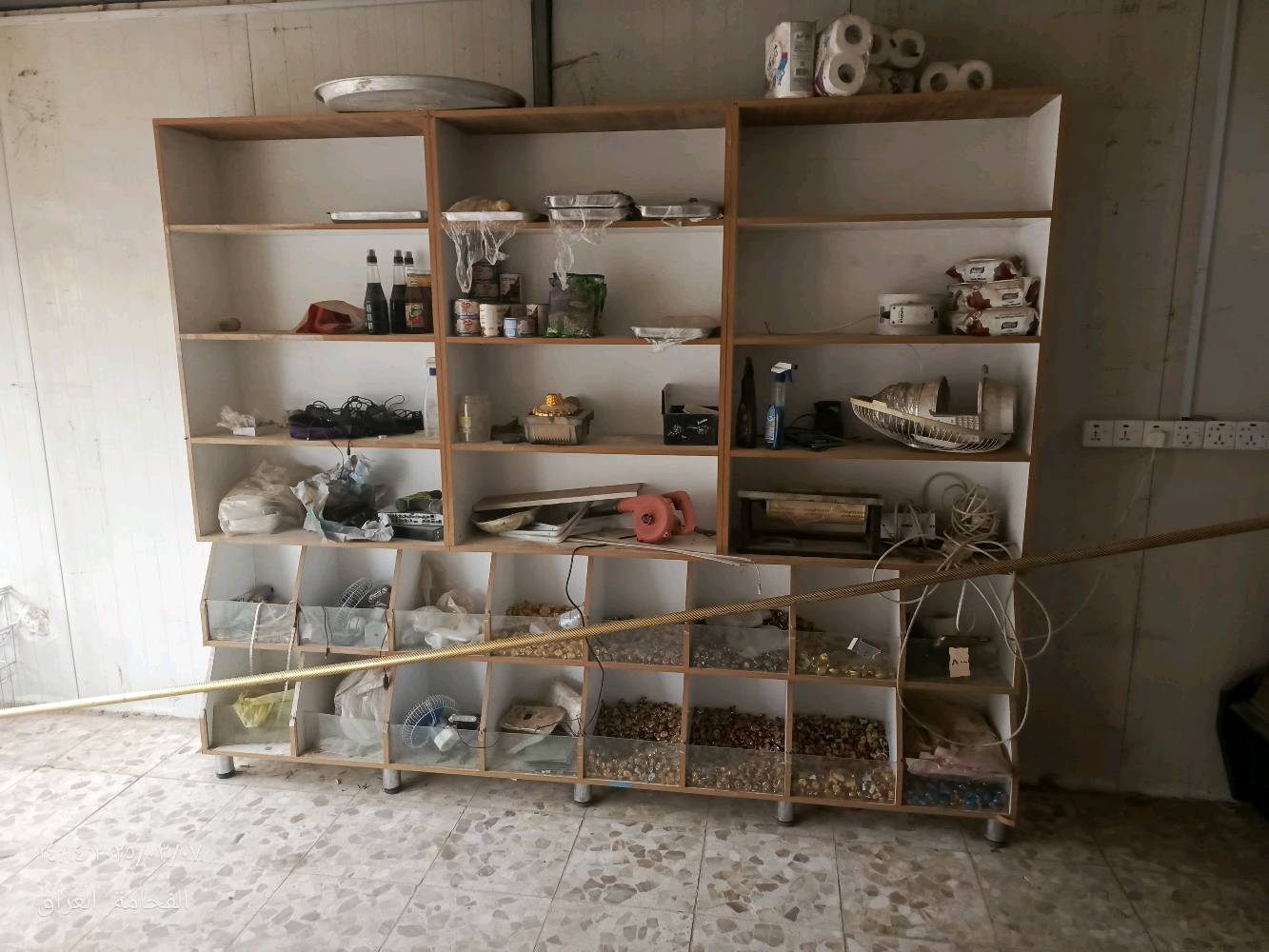 براد كيك بحالة جيدة مع إضاءة داخلية. مثالي لعرض الكيك والحلويات في المحلات أو المقاهي. التصميم جذاب ويضمن الحفاظ على المنتجات في حالة مثالية. السعر مناسب وقابل للتفاوض.