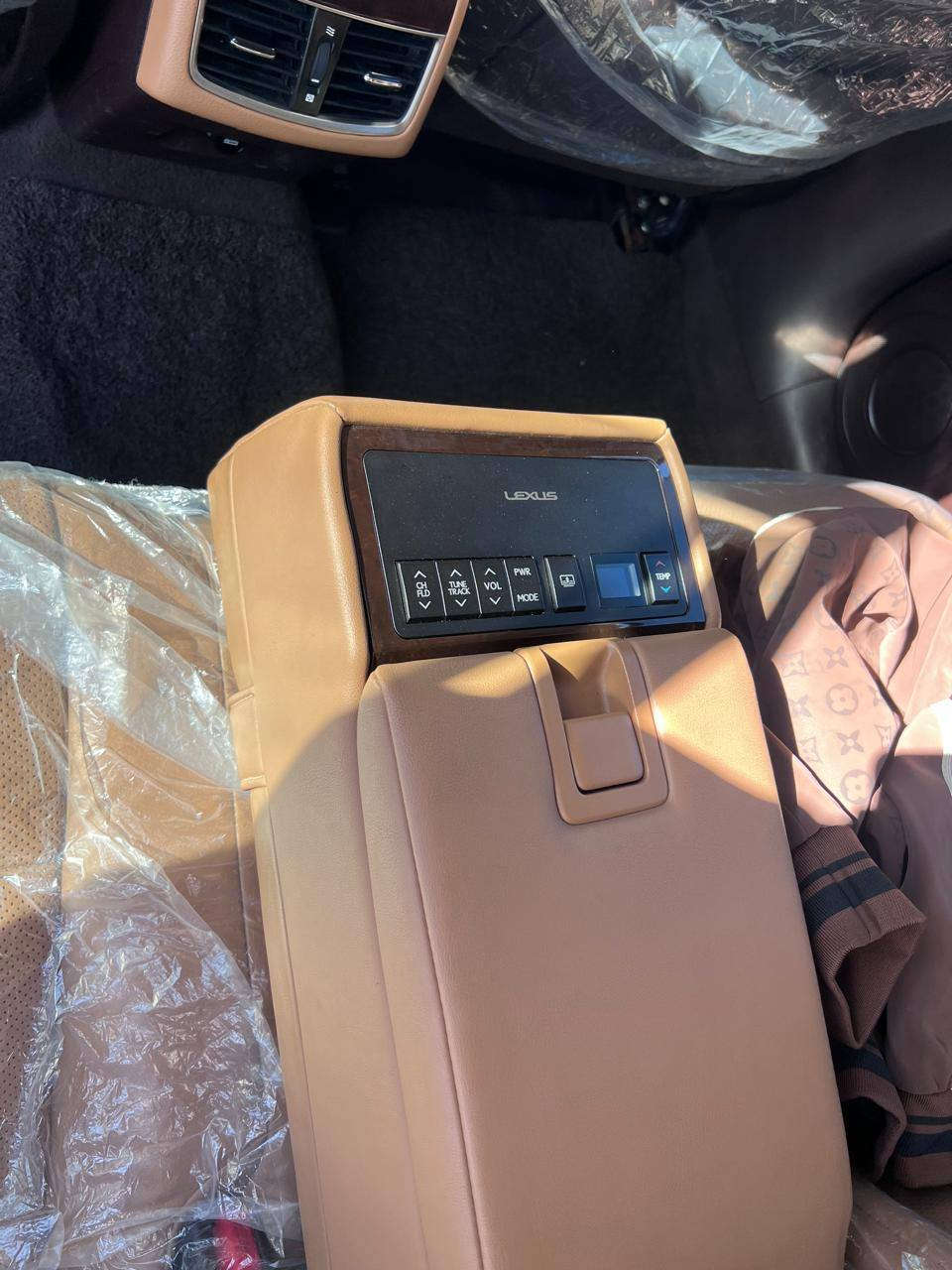 ليكزز موديل 16 مواصفات خليجي فول فول مكفوله من صبغ  و البارد سيارة لوك للااستفسار *********** مكان اربيل 
6سلندر
بانوراما
داخل قرميدي
كشنات خزن تبريد ميموري
5 برداد
شاشه كبير
داخل ساج
حساسات
تبريد مركزي أربيل, العراق
