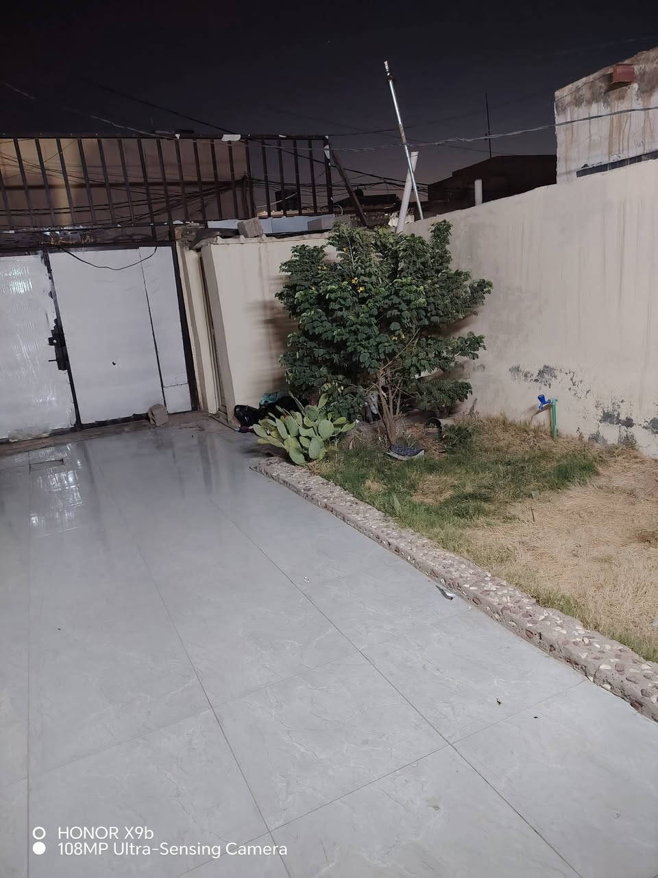 بيت 120 متر ب سكله الكرعاوي يم مولدة صدام يحتوي ع غرفه وصاله ومطبخ جبير وطارمه جبيرة وحديقه بيها بيت كوله بورسلين من باب البيت للغرفه رقم التليفون *********** فقط واتساب السعر 25
