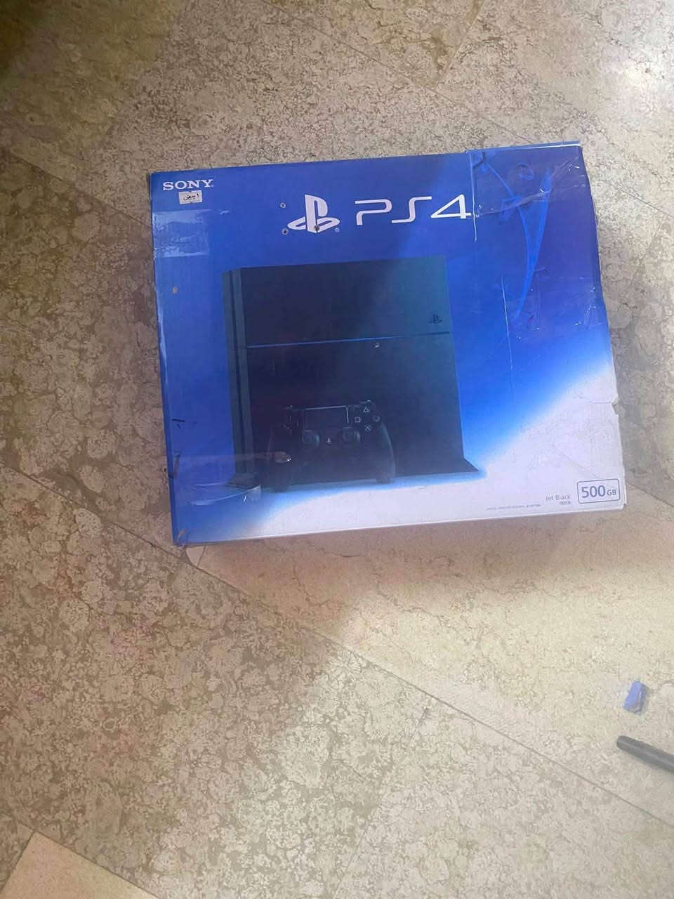 بليستيشن فور البلي جديد ما مستخدم هواي يجي وياه كارتونه وقرص GTA ويده مالته البلاديه والوايرات مالته الاج دي. والواير مال تشغيل الويرات كلها جديدة ولا واحد مبدل
. السعر 190 وبي مجال  اي استفسار الاتصال على هذا الرقم ***********
