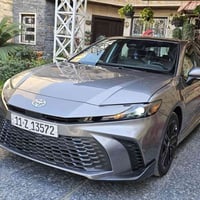 تويوتا كامري هايبرد 🔥25 SE🔥 وارد امريكي فول عدا الفتحه .. كشن كهرباء ....