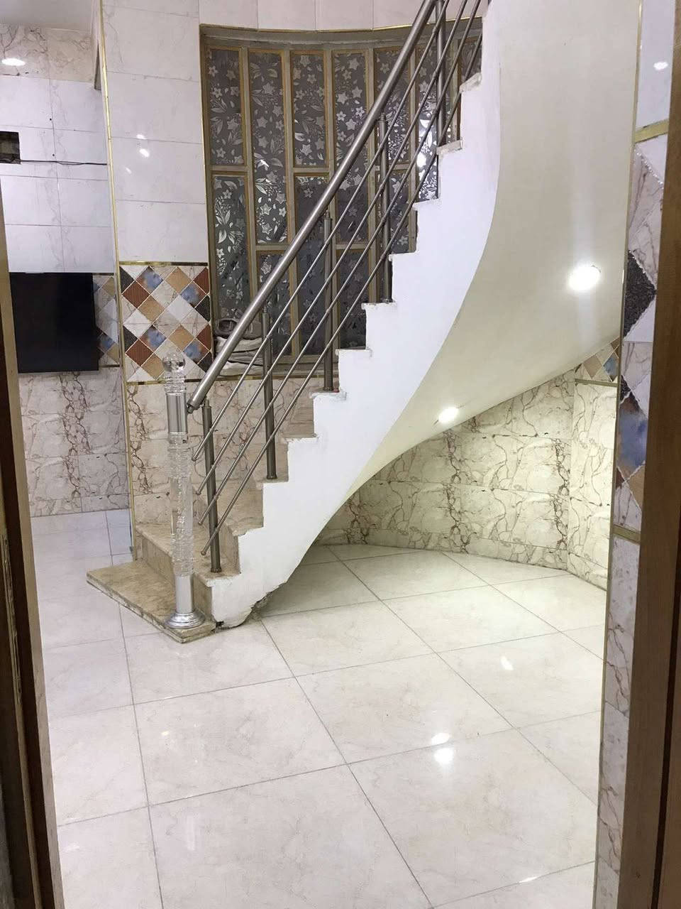 بيت ١٠٠ متر ثلالث طوابق الغرف نظاف فندق سويتات معزوله اربع غرب نوم استقبال مطبخ معزول وصاله مناور عدد ٢ البيت جاهز وكامل من كلشي المنطقه خدمات كامله ماء مجاري كهرباء تبيلط العنوان قرب سيد هاشم الاتصال على الرقم *********** واتساب
