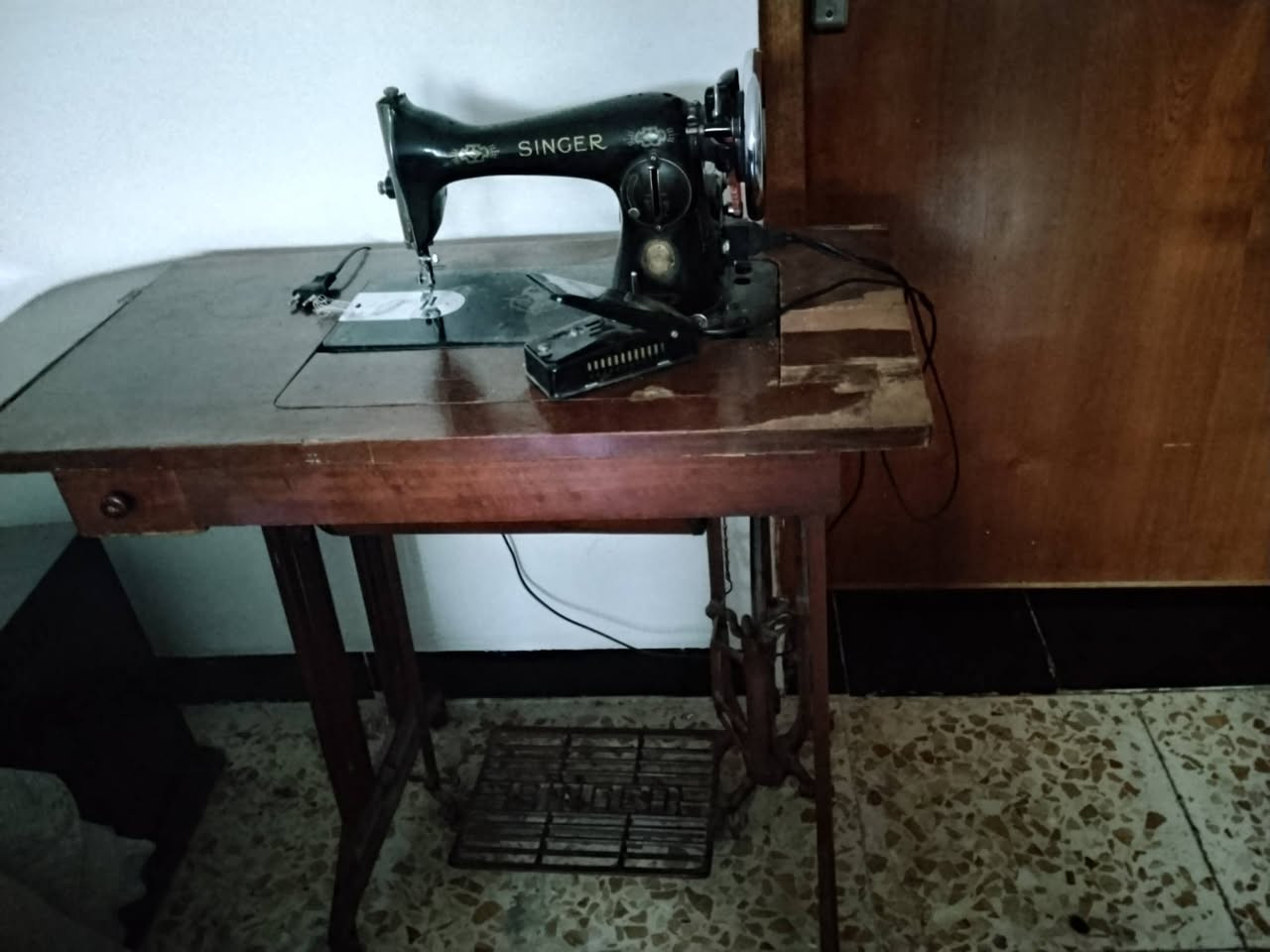 مكينة خياطة شغاله وسعرها ٢٠٠ وبي مجال صنكر ياباني الاصلي عمرها اكثر من ٧٠ سنه
والساعة شغاله سعرها ٢٥ 
الهاتف واتساب موجود ***********

