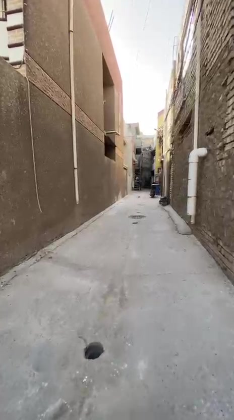 بيت للبيع عنوانه مربع الذهبي سبع أبكار داخل قيصريه قرب الوقف السني الجه المقابله وليس جه الوقف الارض زراعي صح بس ملك أهالي مو دوله سند خمسه وعشرين وفارغ البيت من كل الأثاث  سعره 250 وبي مجال
: السند باسمي يعني مباشر مني للمشتري ماكو وسيط والسند مساحه ٨١ واخذو منه الشارع متر ونص بقت ٧٤  البناء واهم شي الواجه تسعه والنزال تسعه