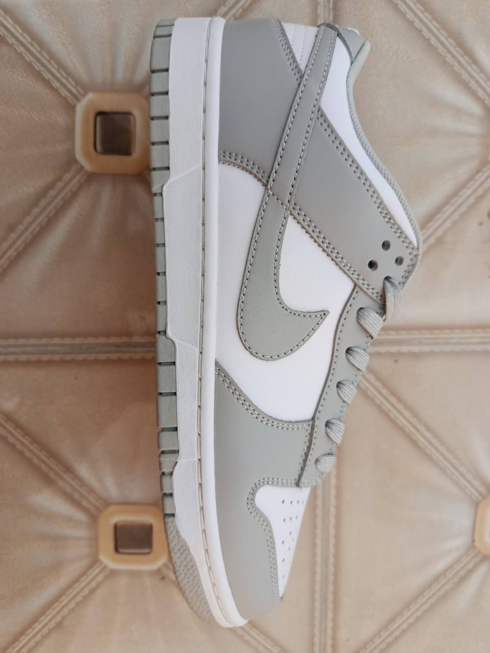 حذاء نايكي للبيع صنع فيتنامي قياس 44 ويلبس 45 هم لون ابيض ورصاصي بعده بالجيس السعر 70 الف توصيل داخل فقط
للتواصل رقمي *********** بي وتساب
