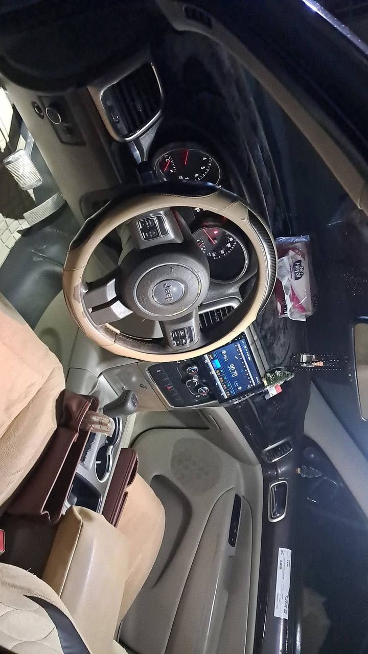 السلام عليكم
جيب لاريدو موديل 2011 سياره جديده ماشاءالله ماعايزها اي شي 
محرك 3600
كهربائيات كلها شغاله تواير جدد صدر جديد كشن كهرباء شاشه كاميره 5 بصمات تشغيل عن بعد السعر 170 
***********
