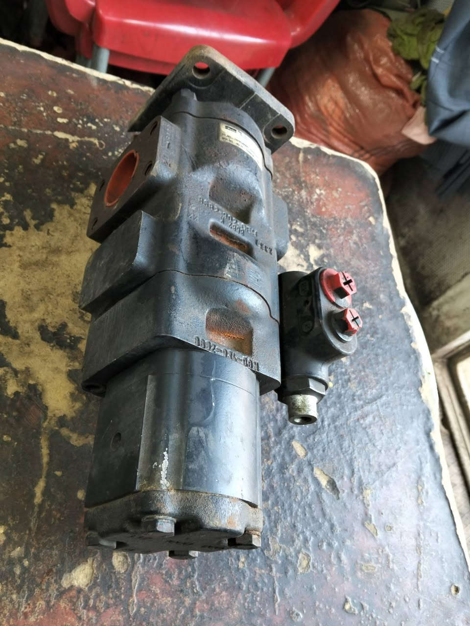 السلام عليكم للبيع مضخة جي سي بي اصلي جديد لوك ***********/***********
