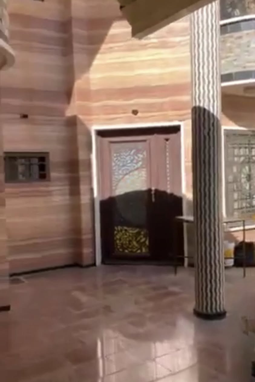 للايجار في السيديه
دار ٤٠٠م سكني او تجاري
الموقع شارع ٤٠ شارع المدارس
الدار فول مواصفات
الدار يحتوي على :
حديقه خارجيه وحديقه كبيره داخليه كراج يسع ٣ سيارات
الطابق الارضي مدخلين صاله وحمامها مطبخ حار بارد كبير هول داخلي كبير غرفتي نوم سويت اضافه الى حمام كبير ومنورين
الطابق الثاني اربع غرف نوم سويت وحمام كبير وهول
الدار مرمر درجه اولى سبالت دفن منظومة كامرات
يصلح معهد او روضه مقر شركه مركز تجميل 
او دار للسكن
للاستفسار ‼️
✉️ مراسلة الصفحة ✉️ 
أو ⚠️
نتشرف بزيارتكم لمكتبنا الكائن في 
السيدية-مقابل جامع الهدى 🕌
أو ⚠️ 
الاتصال على الارقام التالية : 
☎️***********
☎️***********
واتساب✅
فايبر ✅
