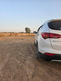 سنتافي موديل 2014   بيها صبغ فقط اصبعين اسفل لايت امامي   والباقي مكفو...