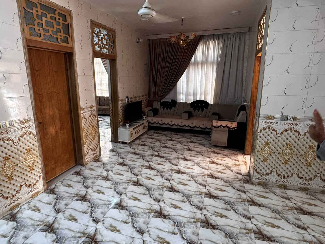 السلام عليكم
دار 🏠 في منطقة البوعلوان 

قرب المدارس والمركز الصحي 

مساحه الدار مع الارض 2000م

يحتوي على ثلاث غرف نوم قياس 6|ب4

وستقبال 5 في 5 وصاله داخليه باقي التفاصيل في الفيديو 

للاستفسار الأتصال على الرقم 

او زيارة المكتب 

مكتب امير العلواني للعقار 

الموقع حصن جعفر خلف البستان 

***********
