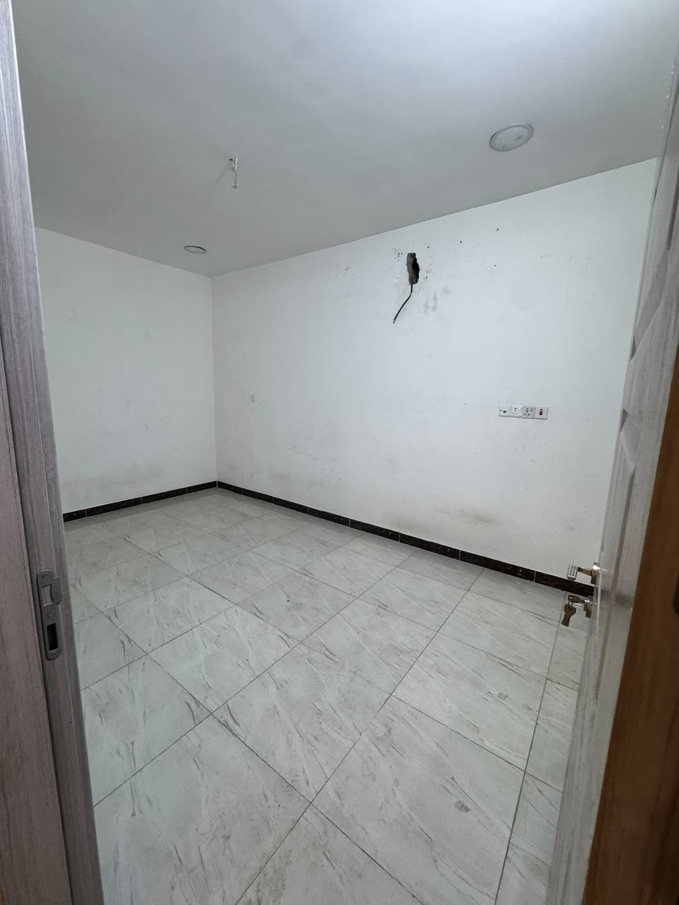 شقة للايجار
طابق اول 
الموقع 📍الاعضمية  شارع 20 شارع معزول📍
المساحة 85 متر
غرفتين نوم وصالة ومطبخ وحمام معزولات 
سكن عوائل فقط 
500 الف ايجارها 

*********** 📞
