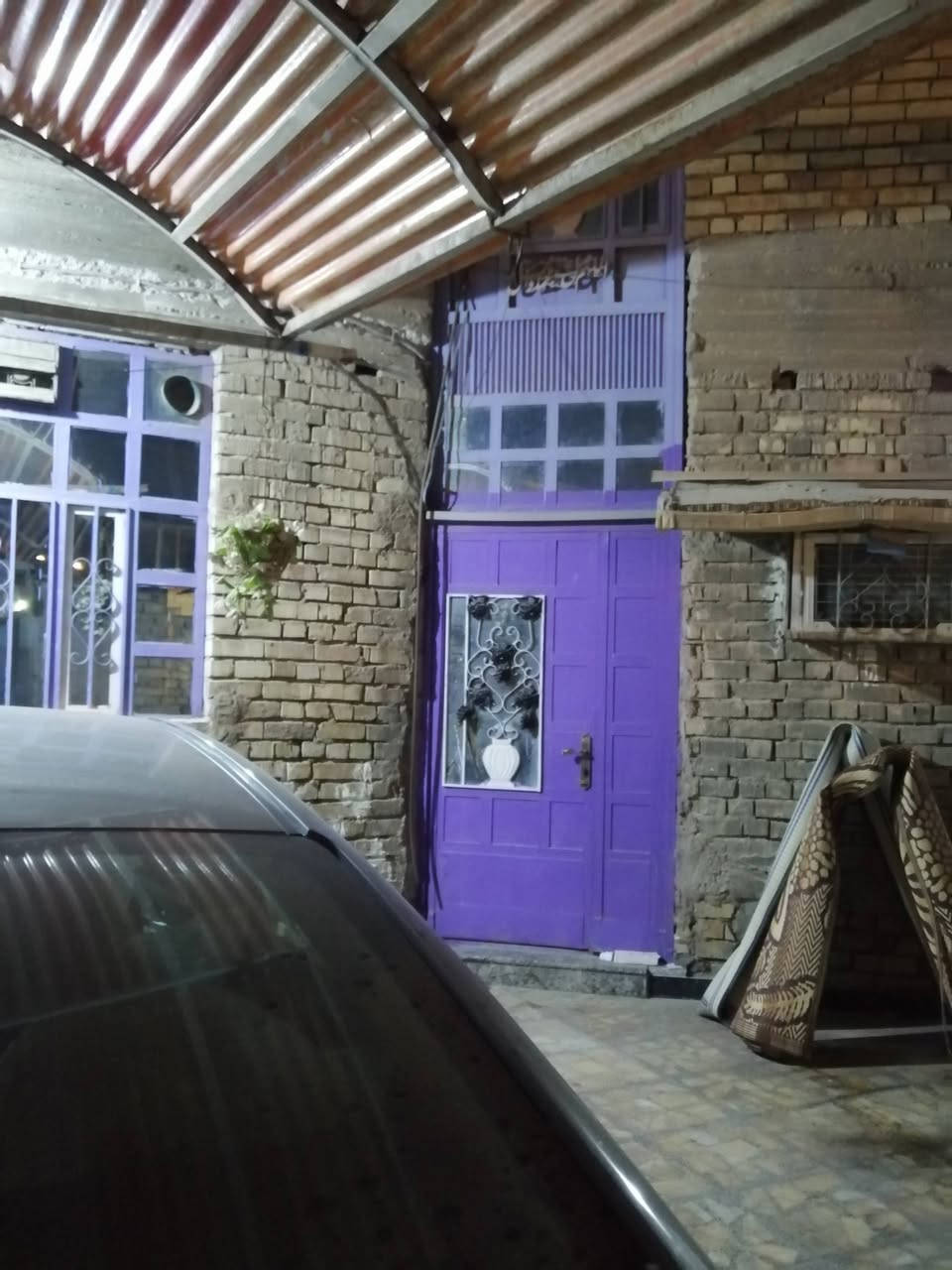 اسلام عليكم ورحمة الله وبركاته عندي بيت للبيع في بغداد الشهداء الثالثه البيت حديث كله جاهز لسكن طابو صرف بسمي  بيه اجازة بناء غير مطلوب جاهز لسكن مبايل *********** بسمي المساحه ٢٠٠ متر النزال ٢٠ /الواجه /١٠
