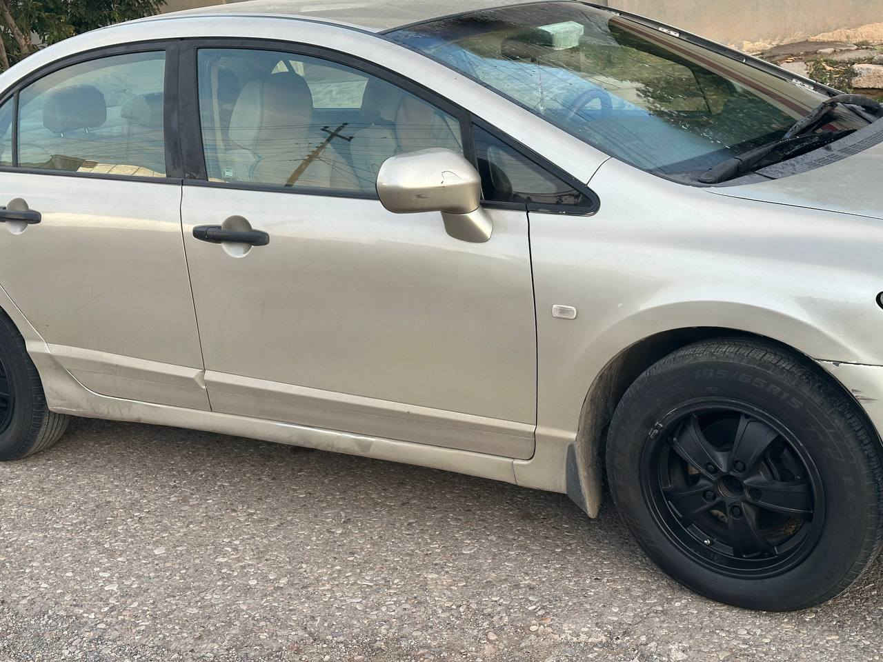 بسم الله الرحمن الرحيم 
للبيع 
سيارة هوندا سيفيك وارد خليجي .
موديل 2008 🇯🇵  .
مواصفات ( تبريد ، تدفئة ، أربعة سلندر ، دفع أمامي ، .. ).
مكفولة ومصبوغة حزام للجمالية والسيارة جاهزة للتحويل عند البيع ، مع الرقم المميز سليمانية .
مكاني كركوك 📍 
محامي سهيل الجبوري  
للتواصل***********
