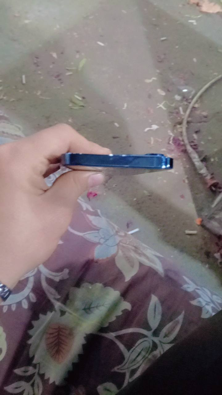 السلام عليكم ايفون 12 برو ماكس للبيع بطارية 92 امبدل بس ضهر الباقي كلة مكفول ذاكره 256 ويا 4 كفرات هدية  بسعر 500 بي مجال بصيط أو مراوس وية 13 برو ماكس ونطي فرق بس كون مكفول للتواصل ***********
