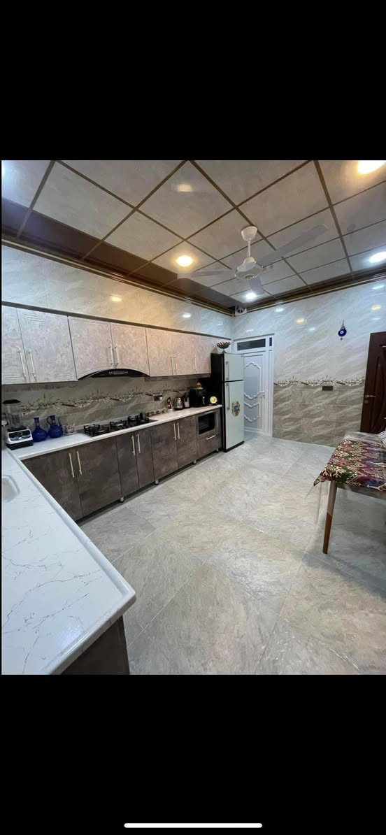 دار للبيع في حي الملايين الأولى قرب معمل الاخشاب مساحه الدار 160 متر واجه8ونص بناءحديث يحتوي البيت خمس غرف نوم مطبخ استقبال مشتملات للطابقين مستلم بيه كارت بلديه
للاستفسار الاتصال على الرقام التأليه-
  ليث الجواري(***********))
واتساب(***********)
