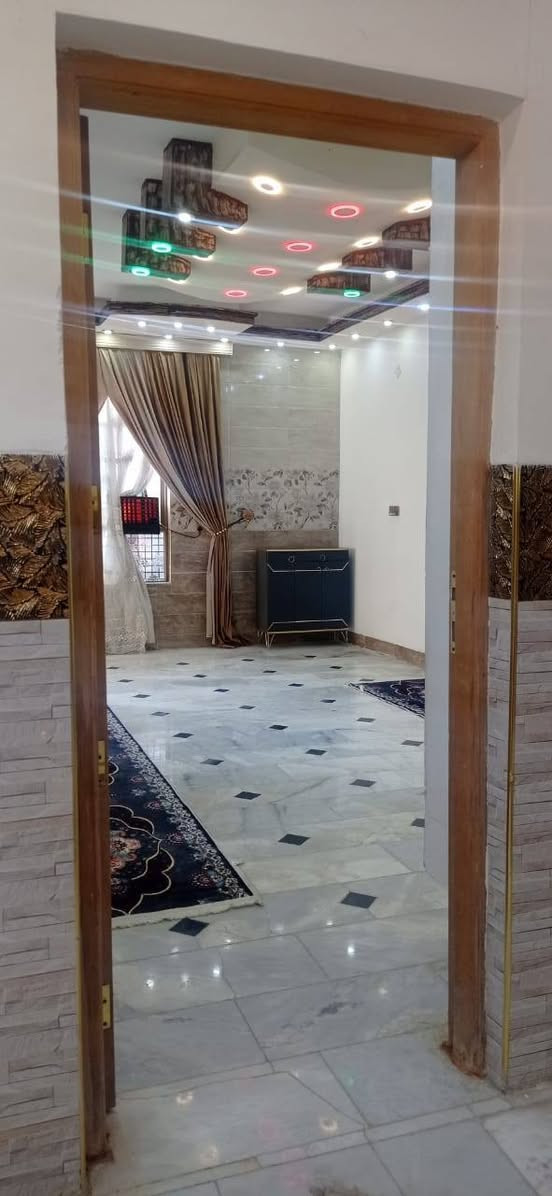 السلام عليكم بيت في حي الغدير طابو زراعي سند ٢٥ المساحه ١٦٠ ركن على شارعين صب كونكريت مسلح الرظيه مرمر خدمات كامله تبليط ومي ومجاري  وكهرباء مقابيل مدرست النوار الاهليه البيت يباع مع الثاث غرفت نوم جديده  مخسله عدد ٢ + مجمد مع ثلاجه مع سبلت مع مكيف مع كاونتر مع طباخ برد مع التئسيساة كامله السعر / ١٠٥ رقم ***********
