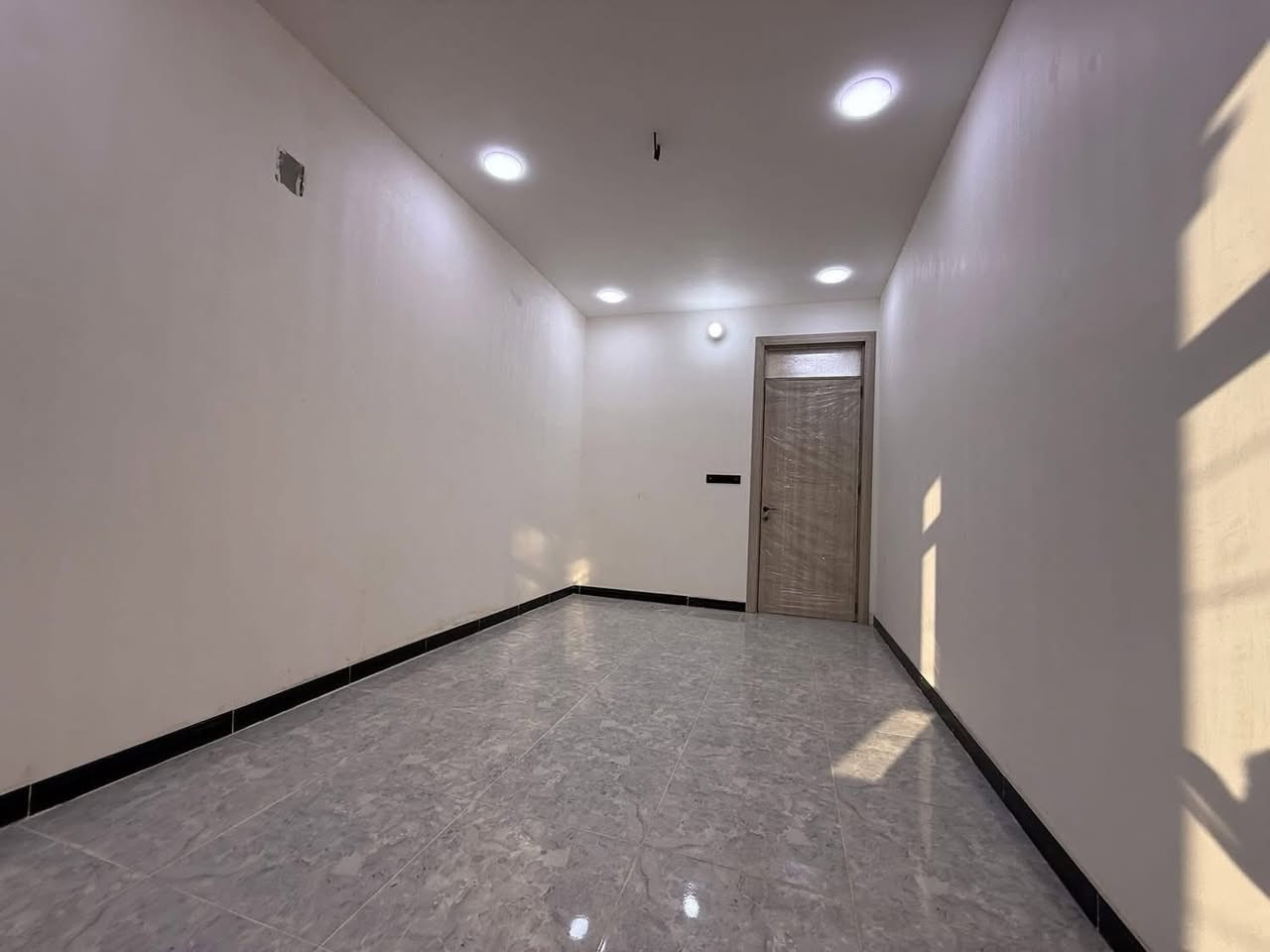 بيت￼ للبيع مساحه 72متر الواجهه3.50 النزال 20م  📌تسليم مفتاح🔐 طابو صرف ‌‏بناء حديث 2026 زيروووو جاهز للسكن 📍الموقع: الشعب شارع  خلف مكوى الخضراء وقرب الشارع العام موقع جيد جداً منطقه هادئه وراقيه . مع خدمات راقية: الشارع   
يحتوي على ؛$
✅الطابق  1️⃣  / كراج ‏￼ واستقبال وحولي مطبخ حار ‏وبارد وخدمات (خارجية وداخلية)1غرف نوم ومنور
✅   الطابق  2️⃣  ‏ غرف نومه عدد2 وخدمات وبلكونه وبيتونة 
كبيرة وسطحين 
__________________________
للاستفسار لمعرفت تفاصيل أكثر أو مراجعة 
ومراسلة الصفحة على الخاص أو الاتصال (#مكتب_السوداني_للوساطة_العقارية)
عنوان المكتب بغداد-الشعب - حي التجار- مجاور اعدادية بلقيس للبنات‏- @‏‏ ***********￼ متواجد ماسنجر واتساب‏ ￼   
(تتوفر لديناء العروض ‏الجديدة وحصريا أخرى مناسبه)

