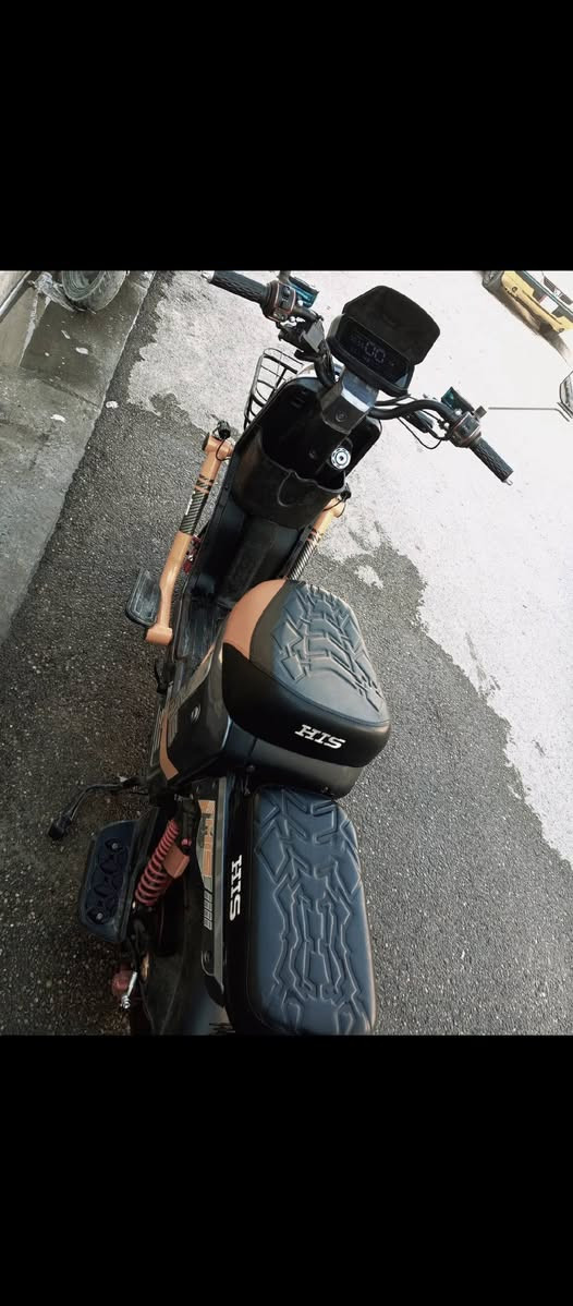 دراجه شحن للبيع 
سلام عليكم دراجه شحن للبيع النوع ( H900) موديل 2025 مكفوله من أي عطل استخدام فقط 4 أشهر سرعتها 99 وهمي (65) حقيقي مع الوزن بيها سويجين وبصمه عن بعد ملفها 2000 حقيقي مع شاحنه اصليه من الشركه وبيها أيضا انوار زينه و 5 باتريات تطول وياك 3 ساعات مشي مع الوزن وبيها 4 نمر مناسبه لجميع الاعمار( سعرها 350 الف )
الرقم للتواصل *********** مكاني بغداد الشعب @إشارة
