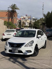 نيسان سني 2021 سياره مبدل بيها باب نفس الون  وبيها بارد بسيط  كير مكين...