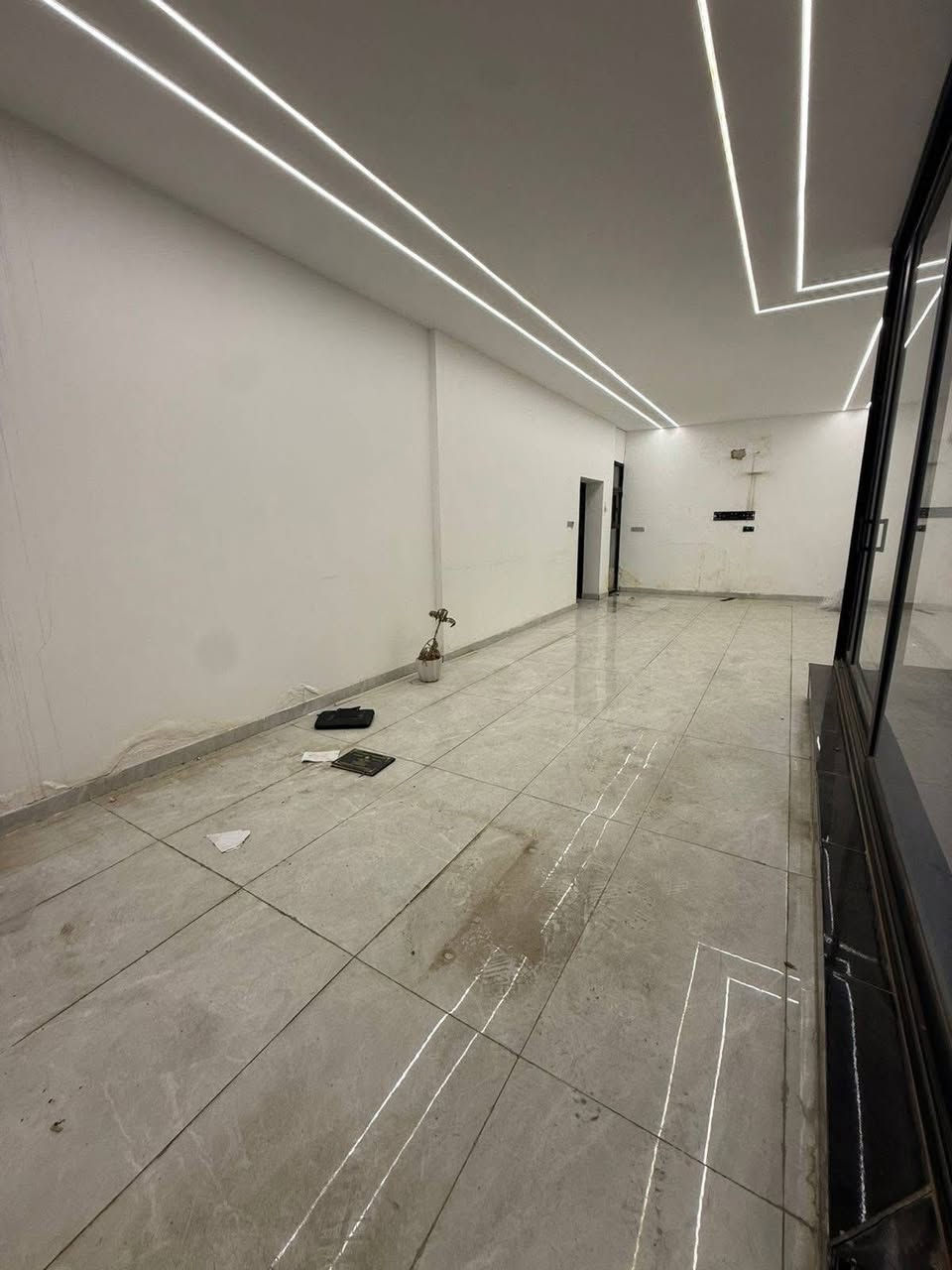 ______________________

#محل جديد   مساحة 175م

#موقع مميز ع الشارع التجاري

رصيف 10 م 

يحتوي على خدمات

وبالاضافة الى غرفة نوم

____________________

للاستفسار:

*********** 

***********

واتساب 

📱✅
