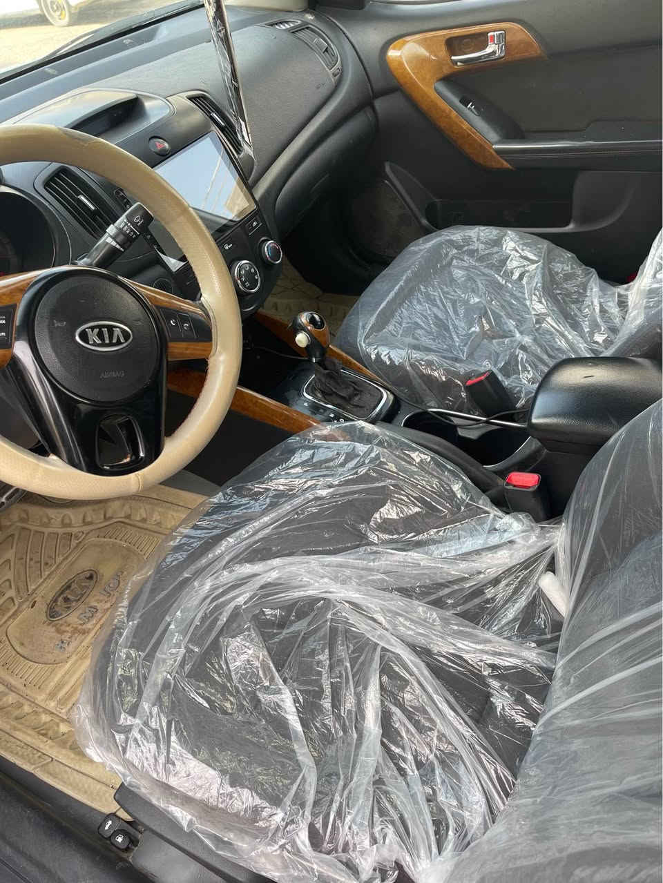 سلام عليكم سيراتو رقم الماني 2013 ماشيه 280 حقيقي سعرها 92 وبيها مجال سياره مال جناي السونار موجود شوفه وتصل شواصي سليمات مابيها ضربه قويه سنويه منتهيه الوكاله بسمي  *********** النجف, العراق
