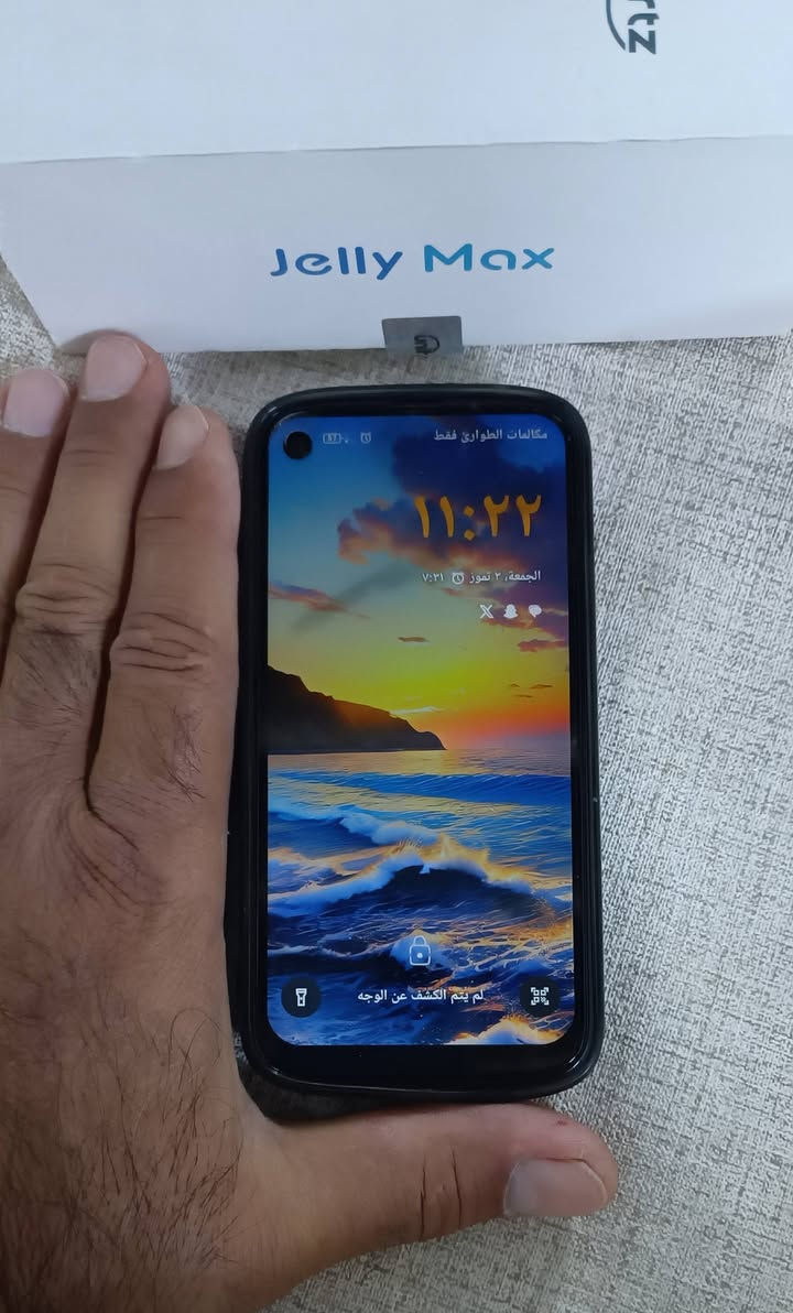 ​ئەگەر پێتوابێت مۆبایلە بچووکەکان بێهێزن، ئەوا مۆبایلی Jelly Max تەواو سەرسامت دەکات! ئەم ئامێرە بچووکترین مۆبایلی 5Gیە لە جیهاندا کە هێز و توانای مۆبایلە گەورەکانی لەخۆیدا کۆکردووەتەوە.
لێرەدا گشت وردەکاری و مواسەفاتە بەهێزەکانی ئەم مۆبایلە ناوازەیەتان بۆ دەخەینە ڕوو:

​🧠 هێز و کارکردن (Performance):

​پڕۆسێسەر: خاوەنی چیپی بەهێزی MediaTek Dimensity 7300 (5G) کێشەی خاوبوونەوەت بۆ دروست ناکات و تەنانەت بۆ یاری و کارە قورسەکانیش گونجاوە.

​ڕام (RAM): خاوەنی 12GB ڕامی جۆری LPDDR5 (کە خێراییەکی بێوێنەی هەیە لە گۆڕینی نێوان بەرنامەکاندا).

​بیرگە (Storage): خاوەنی 256GB بیرگەی ناوەکی خێرا لە جۆری UFS 3.1.

​📸 کامێرای سەرنجڕاکێش (Cameras):

​کامێرای سەرەکی دواوە: 100 مێگاپێکسڵ (100MP) بۆ گرتنی وێنەی زۆر ڕوون و تێر بە وردەکاری.

​کامێرای دووەم: کامێرای تێلەفۆتۆ (Telephoto) بە ڕوونی 8 مێگاپێکسڵ.

​کامێرای سێڵفی: 32 مێگاپێکسڵ بۆ وێنەی سێڵفی ناوازە و پەیوەندی ڤیدیۆیی ڕوون.

​🔋 پاتری و بارگاویکردنەوە (Battery & Charging):

​پاتری: خاوەنی پاترییەکی گەورە بە قەبارەی 4000 mAh (کە بەراورد بە قەبارەی مۆبایلەکە زۆر نایابە).

​خێرایی بارگاویکردنەوە: پشتگیری لە شەحنی زۆر خێرای 66W دەکات! (تەنها لە ماوەی 20 خولەکدا نێزیکەی 90%ـی پاترییەکەت شەحن دەکاتەوە).

​📺 شاشە و دیزاین (Display & Design):

​شاشە: قەبارەی 5.05 ئینج کە زۆر بە ئاسانی بە یەک دەست کۆنترۆڵ دەکرێت و بۆ ناو گیرفان بێزارکەر نییە.

​سیستەمی کارپێکردن: کار دەکات بە نوێترین سیستەمی Android 15.

​⚙️ تایبەتمەندییە ناوازەکانی تر:

​پشتگیریکردنی تەواو لە تۆڕی نەوەی پێنجەم 5G.

​خاوەنی پەنجەمۆر (Fingerprint) لە بەشی دواوەی مۆبایلەکە بۆ پاراستنی زانیارییەکانت.

​خاوەنی Infrared (IR Blaster) بۆ ئەوەی مۆبایلەکەت وەک کۆنترۆڵی تەلەفزیۆن و سپلیت بەکاربهێنیت.

​خاوەنی دوگمەیەکی سووری تایبەت (Programmable Key) کە خۆت دەتوانیت فەرمانی پێبدەیت (بۆ نموونە بۆ کردنەوەی کامێرا یان لایت بە یەک دۆگمە).

​✨ بۆ کێ گونجاوە؟

بۆ ئەوانەی بێزاربوون لە مۆبایلە گەورە و قورسانە و دەیانەوێت مۆبایلێکی بچووک، شیک، و لە هەمان کاتدا زۆر بەهێزیان لە دەستدا بێت.

​ئەگەر پێتوابێت مۆبایلە بچووکەکان بێهێزن، ئەوا مۆبایلی Jelly Max تەواو سەرسامت دەکات! ئەم ئامێرە بچووکترین مۆبایلی 5Gیە لە جیهاندا کە هێز و توانای مۆبایلە گەورەکانی لەخۆیدا کۆکردووەتەوە.

200 هەزار نرخێتی
وە شەرتی بێ عەیبی کلەشاحنەیی بیلادی 
ئەو تەمەیی ناو شاشە نەوێت هیچ عیبەیەکی نییە


**إذا كنت صاحب هذا الإعلان وتريد حذفه لأي سبب، رجاءا أرسل رسالة إلى الدعم الفني**