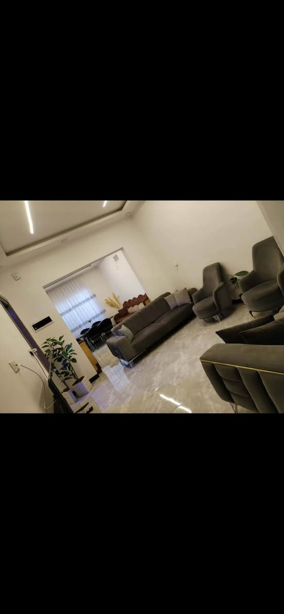 � دار للبيع –

السعر فقط 120 مليون 

📐 المساحة: 120 م²
📏 الواجهة: 7.5 متر

🏠 تفاصيل الدار:

🔹 الطابق الأول:

* غرفة نوم
* هول واسع
* استقبال راقٍ
* خدمات متكاملة

🔹 الطابق الثاني:

* 3 غرف نوم واسعة
* مشتملات
* خدمات متكاملة

🌟 مميزات الدار:
✔️ بناء حديث وتشطيب راقٍ
✔️ جاهزة للسكن فورًا
✔️ موقع مميز وقريب من معمل الخشاب
✔️ مناسبة للسكن العائلي أو للاستثمار

📞 للاستفسار:
***********
***********

📍 مكتب العمران للعقار – الموصل

📢 لمعرفة تفاصيل اكثر والموقع  ، الانضمام إلى قناة التليجرام:

https://t.me/alomran_mosul
